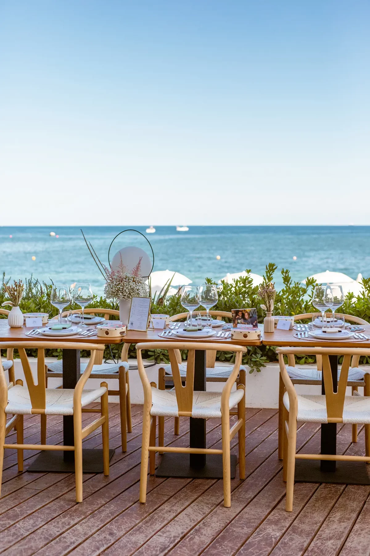Mesa preparada en la terraza del restaurante frente al mar